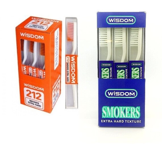 Deux paquets de 4 x brosse à dents Wisdom 212 : l'alliée ultime des fumeurs pour des dents extra dures sont présentés. Le pack de gauche est une boîte orange étiquetée « brosse à dents Wisdom 212 Smokers Extra Hard », contenant trois brosses à dents. Le pack de droite est une boîte bleue labellisée "Wisdom Smokers Extra Hard Texture", contenant également trois brosses à dents, idéales pour des dents de fumeurs.